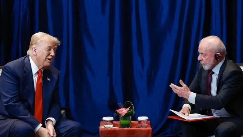 Articulista afirma que reconhecer as críticas dirigidas ao STF, em alguma medida, é assumir os abusos atribuídos ao próprio Executivo; na imagem, Trump (à esq.) e Lula (à dir.) durante encontro em 26 de outubro de 2025