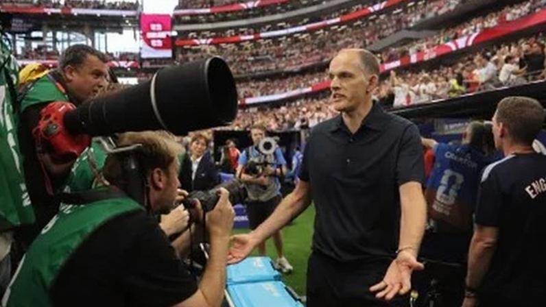 Thomas Tuchel, técnico da seleção inglesa, reage aos fotógrafos durante a partida do Grupo L da Copa do Mundo da FIFA 2026 entre Inglaterra e Croácia, no Estádio de Dallas, em 17 de junho de 2026, em Dallas, Texas