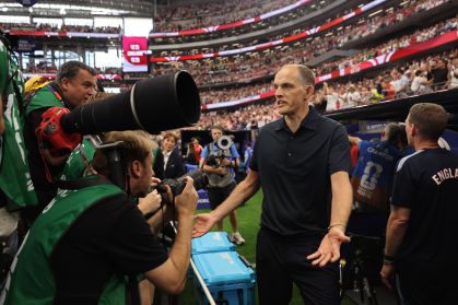 Thomas Tuchel, técnico da seleção inglesa, reage aos fotógrafos durante a partida do Grupo L da Copa do Mundo da FIFA 2026 entre Inglaterra e Croácia, no Estádio de Dallas, em 17 de junho de 2026, em Dallas, Texas