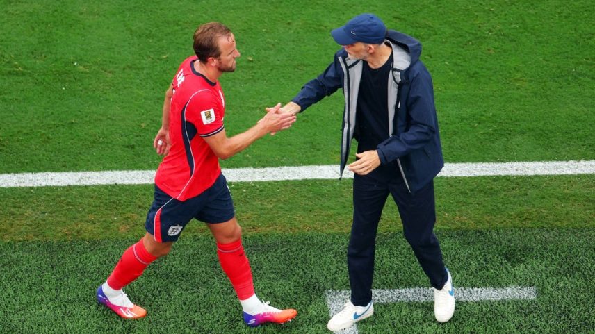 Thomas Tuchel, técnico da Inglaterra, cumprimenta Kane após jogo contra o panamá — Foto: REUTERS/Mike Segar