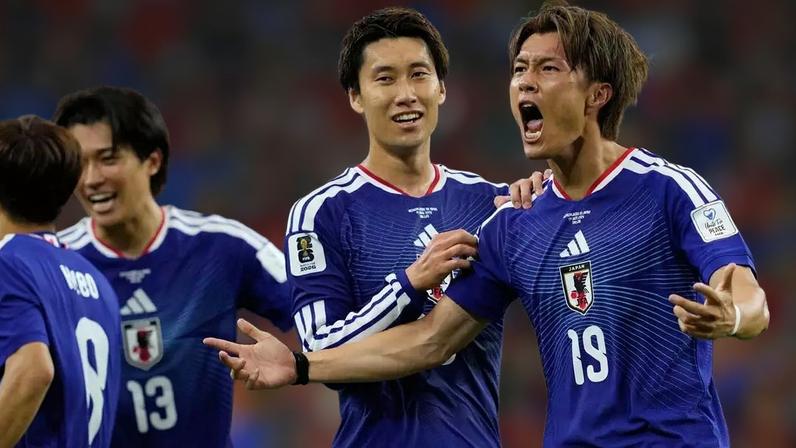 Seleção Japonesa comemorando o gol de Koji Ogawa na estreia da Copa.