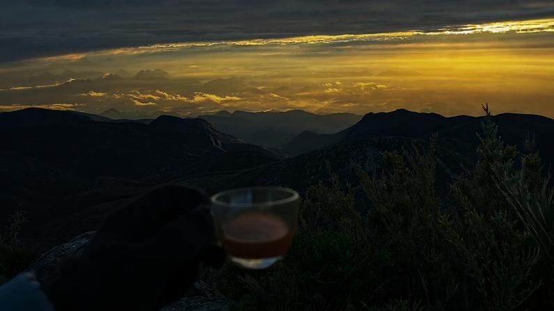 No alto do pico da Bandeira, no nascer ou no pôr do sol, um café esquenta e espanta o frio