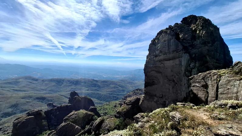 Principal cartão-postal do parque, Pico do Itacolomi serviu de referência para bandeirantes e viajantes durante o Ciclo do Ouro