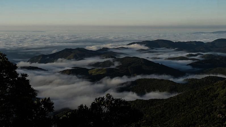 Pedra Redonda: vista de Monte Verde no inverno, com buma tomando conta das montanhas