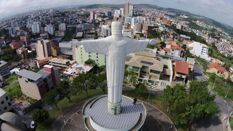 Vista de Conselheiro Lafaiete a partir do Cristo Redentor, atrativo turístico da cidade
