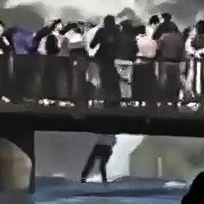 Turista salta para pegar celular nas Cataratas do Iguaçu