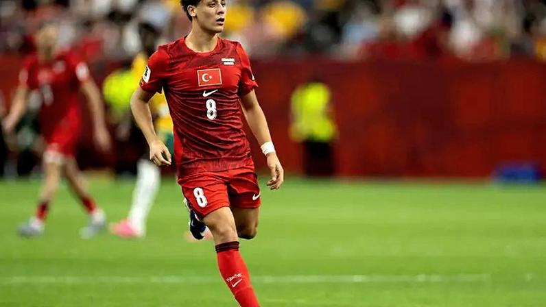 Arda Güler (Turquia) durante jogo de estreia da Copa do Mundo.