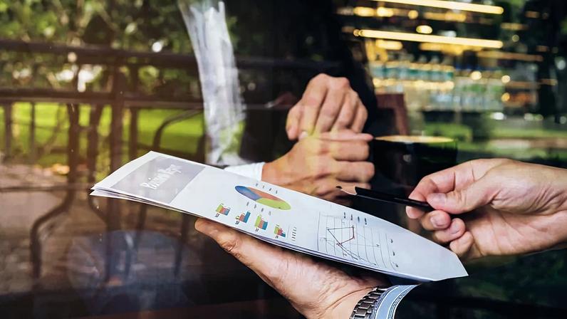 Nova resolução da CVM sobre relatórios de sustentabilidade: Brasil afrouxa exigências enquanto dezenas de países caminham na direção oposta. (Jcomp/Freepik)