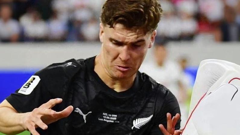 Tyler Bindon em ação durante jogo entre Nova Zelândia e Irã na Copa do Mundo