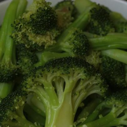 Cozinhe brócolis em 5 minutos sem água, método rápido