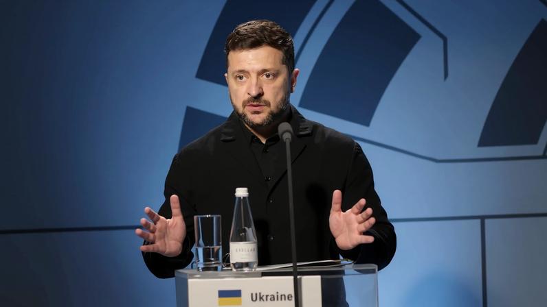 O presidente da Ucrânia, Volodymyr Zelensky, cobrou novamente que a Rússia negocie com Kiev (Foto: VALDA KALNINA/EFE/EPA)