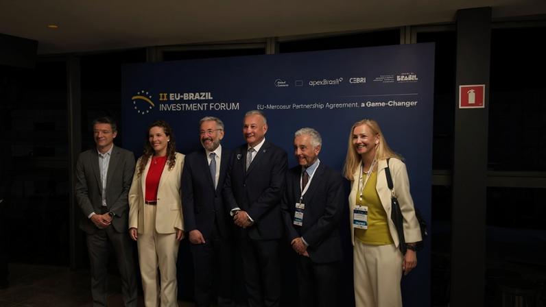 Participaram da abertura do Fórum de Investimentos Brasil-UE a embaixadora da União Europeia no Brasil, Marian Schuegraf, o presidente do Cebri, José Pio Borges, o Comissário Europeu para Parcerias Internacionais, Jozef Síkela, o ministro da Indústria, Márcio Elias Rosa, a ministra da Gestão e Inovação, Esther Dweck, e o presidente da ApexBrasil, Laudemir André Muller