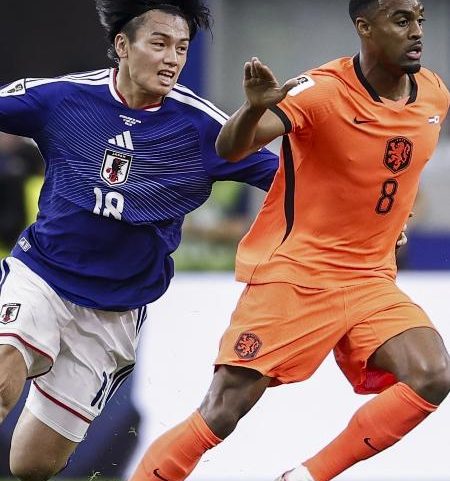 Ueda, do Japão, e Gravenberch, da Holanda, em ação durante partida em Arlington, no Texas (EUA)