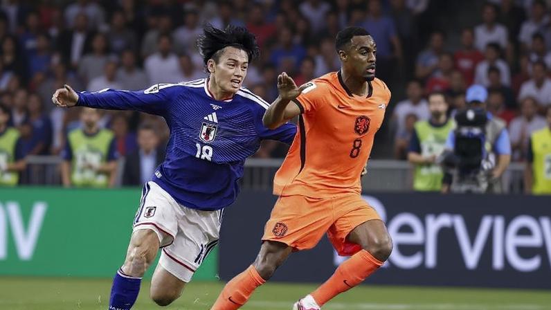 Ueda, do Japão, e Gravenberch, da Holanda, em ação durante partida em Arlington, no Texas (EUA)
