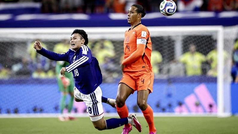 Ueda e Van Dijk em ação por Japão e Holanda, respectivamente, em jogo da 1ª rodada da Copa do Mundo