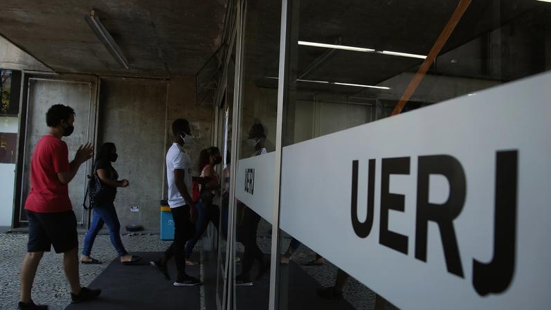 Entrada dos candidatos para o primeiro dia de provas do Exame Nacional do Ensino Médio (Enem) 2020, na Universidade Estadual do Rio de Janeiro(UERJ), na zona norte do Rio.