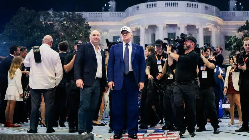 Trump ao lado do presidente do UFC, Dana White, durante o evento no gramado sul da Casa Branca (Foto: EVAN VUCCI/EFE/EPA)