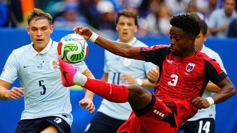 Ugarte, do Uruguai, e DIney Borges, de Cabo Verde, disputam a bola durante jogo da Copa do Mundo