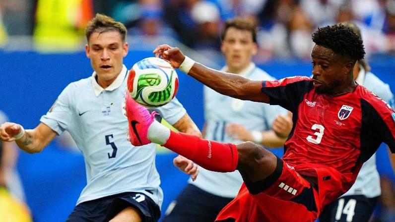 Ugarte, do Uruguai, e DIney Borges, de Cabo Verde, disputam a bola durante jogo da Copa do Mundo