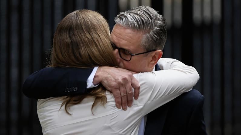 O premiê britânico, Keir Starmer, abraça sua esposa, Victoria, após ter anunciado nesta segunda-feira (22) sua renúncia ao cargo (Foto: Tolga Akmen/EFE)