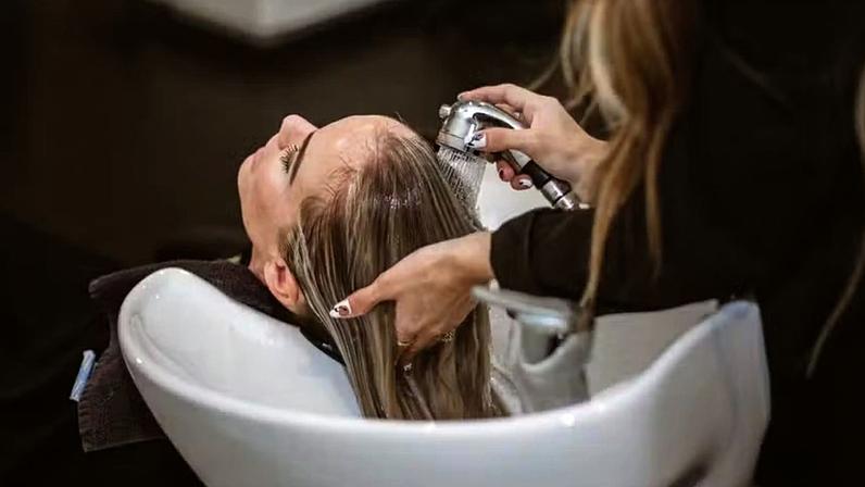 Gravidez e química no cabelo: todos os cuidados necessários para evitar complicações, segundo especialistas — Foto: Unsplash