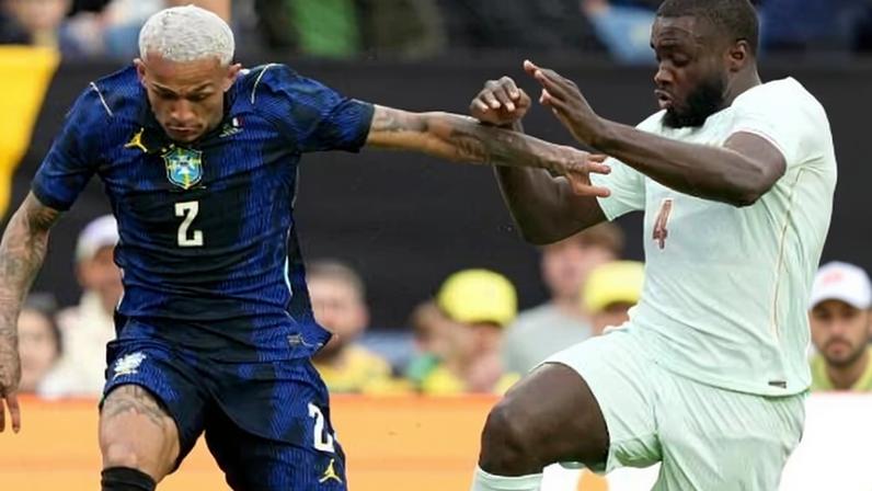 Upamecano, da França, foi expulso após derrubar Wesley, do Brasil, em amistoso