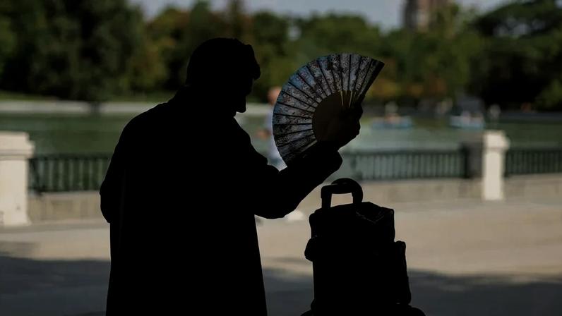 Estudo cita aumento de eventos de estresse térmico em centenas de cidades europeias e destaca dificuldades de recuperação do corpo humano durante noites mais quentes (AFP Photo)