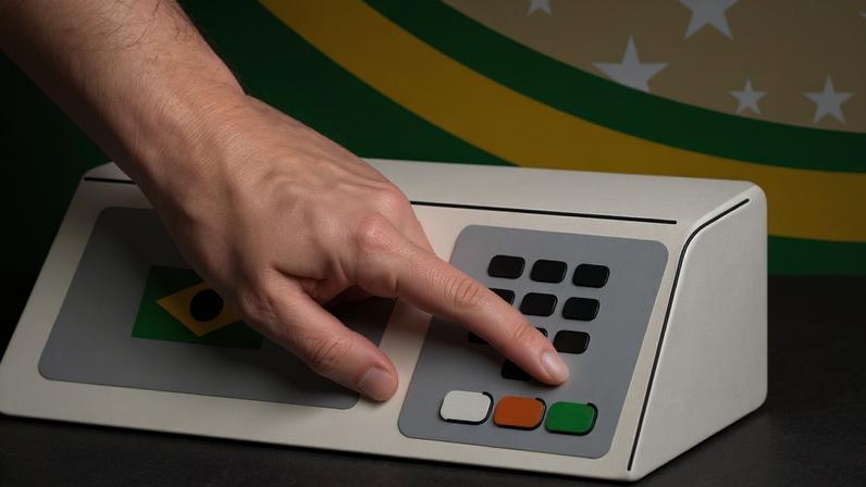 Os articulistas afirmam que a transparência é imperiosa para proteger a Democracia, reforçando-se a necessidade de cuidar especialmente da integridade eleitoral