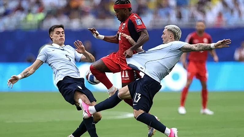Ugarte em ação contra Cabo Verde pela segunda rodada da fase de grupos da Copa do Mundo
