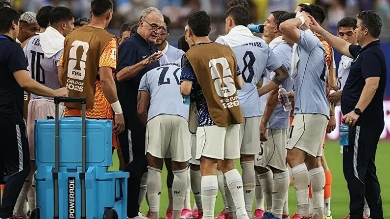 Jogadores do Uruguai durante pausa para hidratação no duelo contra Arábia Saudita, pela primeira rodada da Copa do Mundo