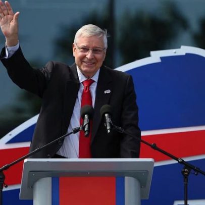 Dono dos Bills, Terry Pegula, ajuda a inaugurar novo estádio