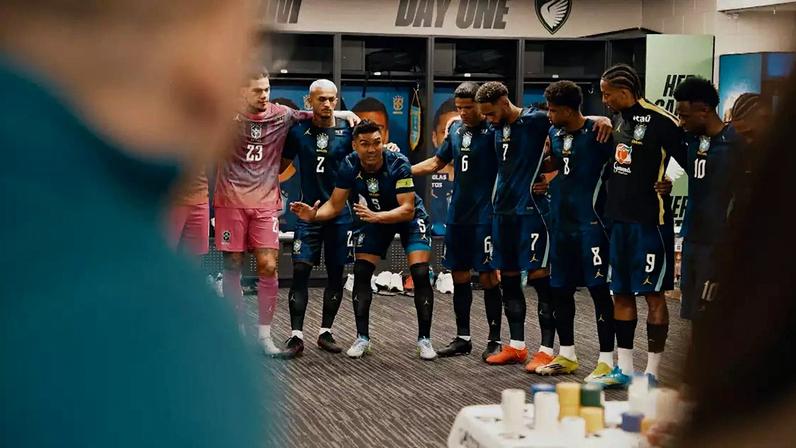 Jogadores da Seleção Brasileira em conversa no vestiário