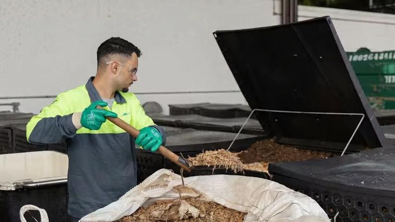 Processo de compostagem de resíduos orgânicos: iniciativa busca reduzir emissões associadas ao descarte de alimentos e incentivar práticas de economia circular.