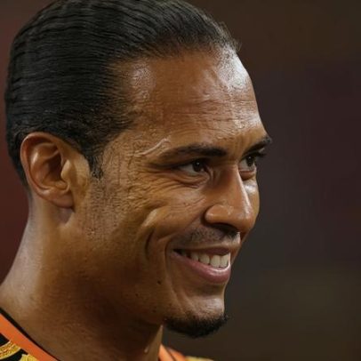 Van Dijk critica pausas obrigatórias para hidratação na Copa