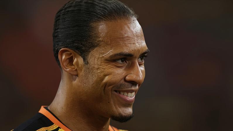 Van Dijk, zagueiro da Holanda, antes da partida contra o Japão, na Copa do Mundo