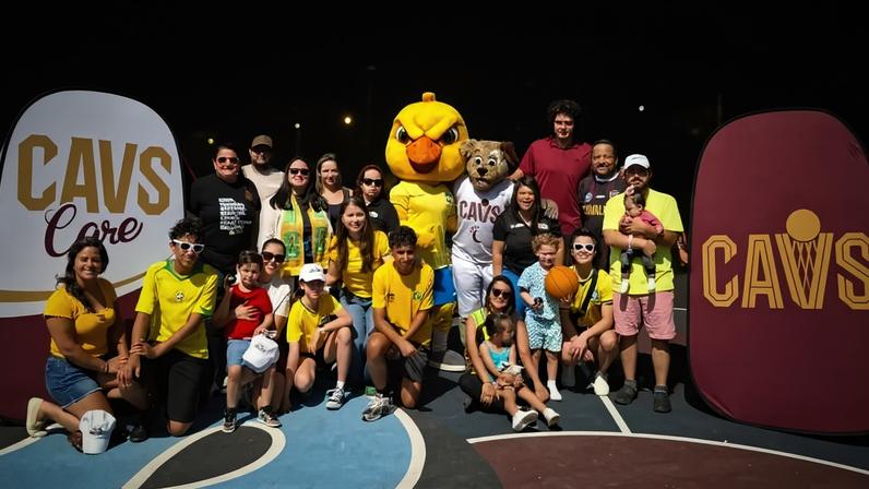 Ação em praça de Cleveland une Varejão e mascotes da Seleção e do Cavaliers (Foto: Marcio Dolzan/Lance!)