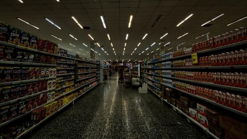 PMC de abril teve a queda generalizada, que só não foi maior porque a categoria de supermercados, alimentos e bebidas teve avanço (Foto: Unsplash)