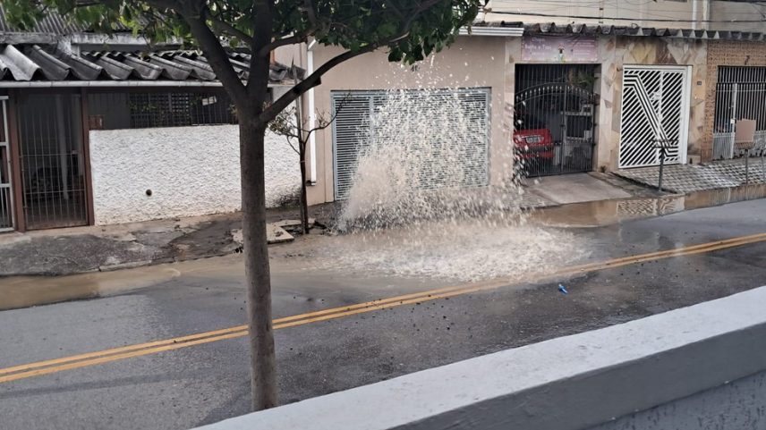 Vazamento de água em São Bernardo — Foto: Edson Martines