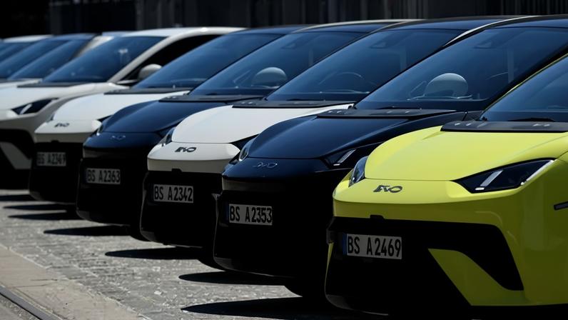 Carros elétricos BYD Dolphin Surf estacionados em frente ao local onde a montadora BYD realiza um evento de apresentação de veículos em Berlim, na Alemanha, em 21 de maio de 2025
