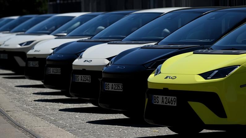 Carros elétricos BYD Dolphin Surf estacionados em frente ao local onde a montadora BYD realiza um evento de apresentação de veículos em Berlim, na Alemanha, em 21 de maio de 2025