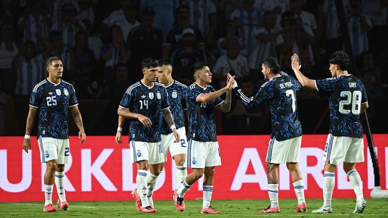 Jogadores da Argentina comemorando vitória sobre Honduras (Foto: Ronaldo Schemidt / AFP)