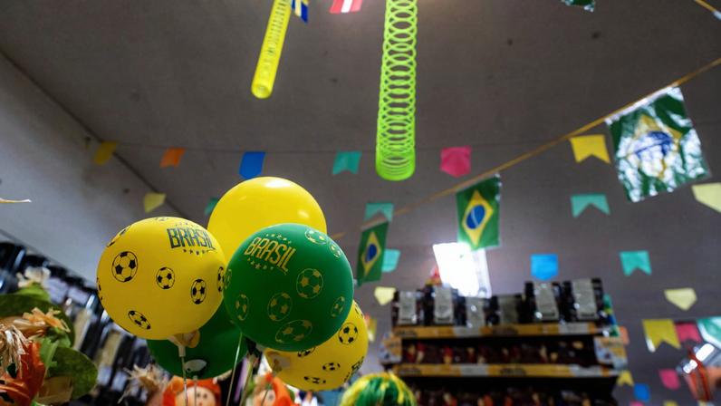 Venda de produtos temáticos da Copa do Mundo nas lojas A Festiva da 506 e 106 da Asa Sul 2026 metropoles