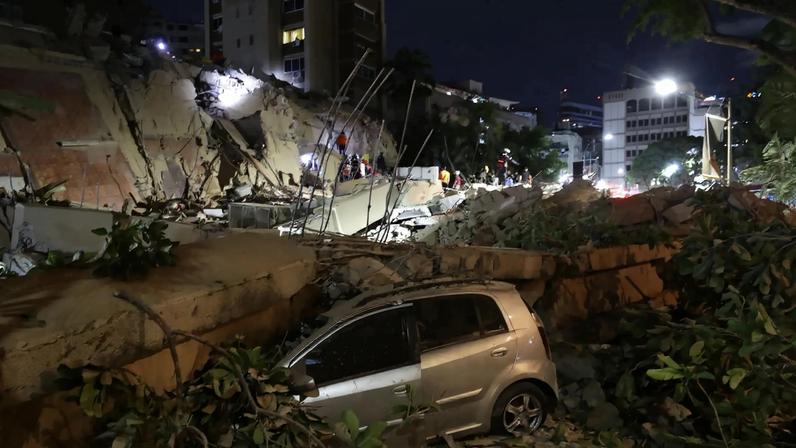 Veículo danificado após ser atingindo por destroços após os fortes terremotos na Venezuela.