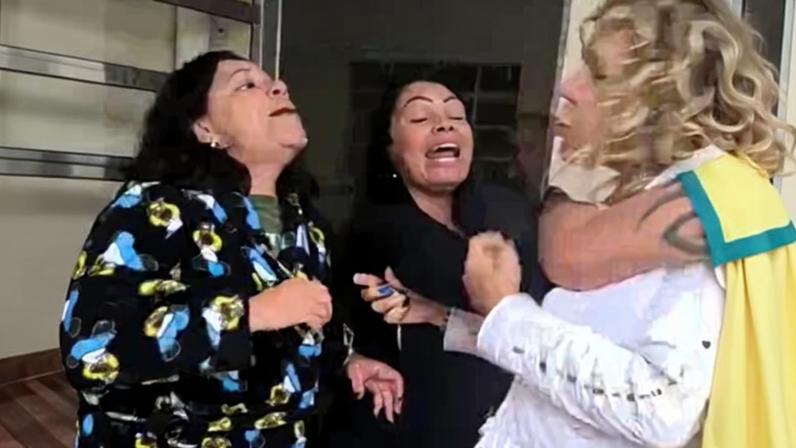 Imagem colorida mostra briga entre vereadora e irmã. Metrópoles