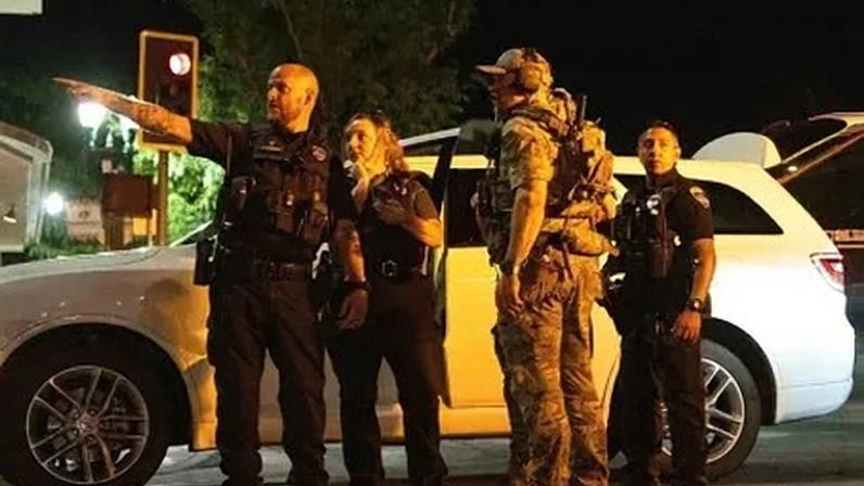Agentes da lei coordenam operações próximo a uma agência bancária em Bakersfield, Califórnia, Estados Unidos, em 03 de junho de 2026