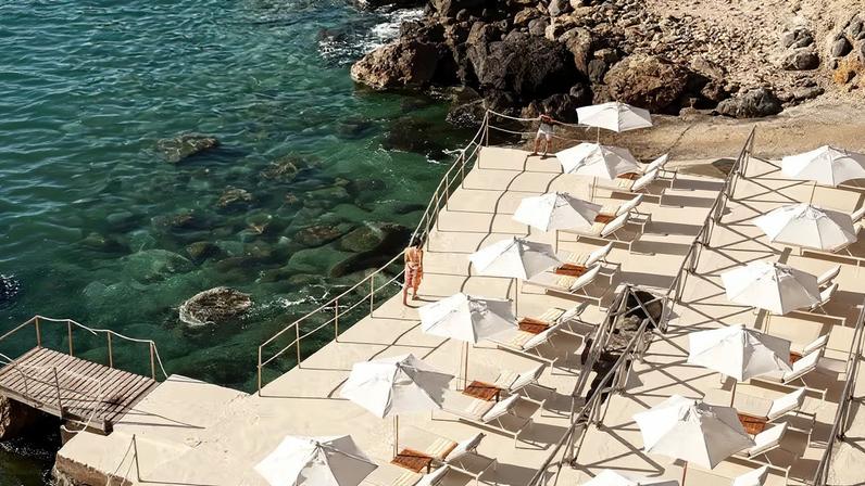 Com uma piscina de água salgada esculpida na falésia, o Il Pellicano foi – e é até hoje – refúgio de figuras célebres do mundo da moda, da arte e do cinema