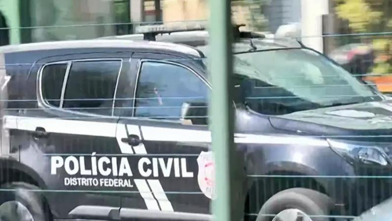 Viatura da Polícia Civil chegou por volta das 14h30 ao condomínio de Bolsonaro