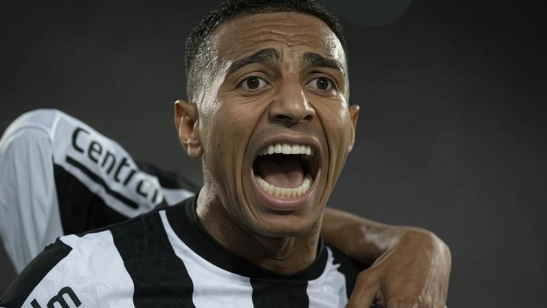 Victor Sá celebra gol do Botafogo sobre o Inter em jogo do Campeonato Brasileiro