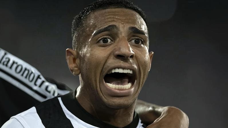 Victor Sá celebra gol do Botafogo sobre o Inter em jogo do Campeonato Brasileiro