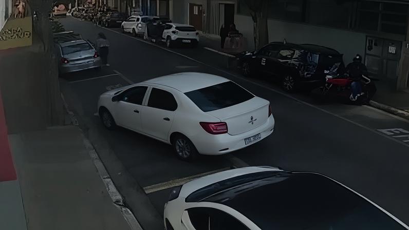 Vídeo mostra dupla que atirou em tenente momentos antes do crime